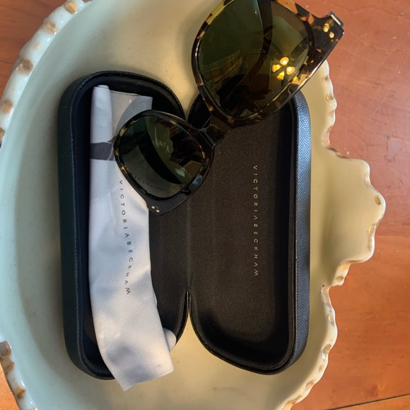 Victoria Beckham Tortoise Shell Sunglasses - Picture 3 of 3